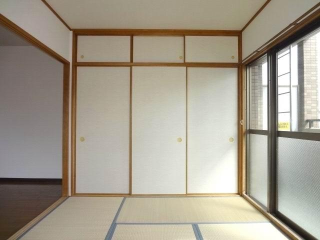 Non-living room. Japanese-style room 6 quires. MinamiMuko. balcony ・ With closet. tatami ・ Fusumaha is Kawasumi.