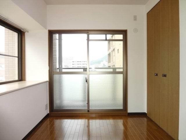 Non-living room. Western-style 4.75 Pledge. Two-sided lighting. bay window ・ balcony ・ With closet. Is a cross stuck Kawasumi.