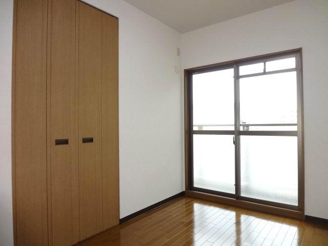 Non-living room. Western-style 4.8 Pledge. balcony ・ With closet. Is a cross stuck Kawasumi.