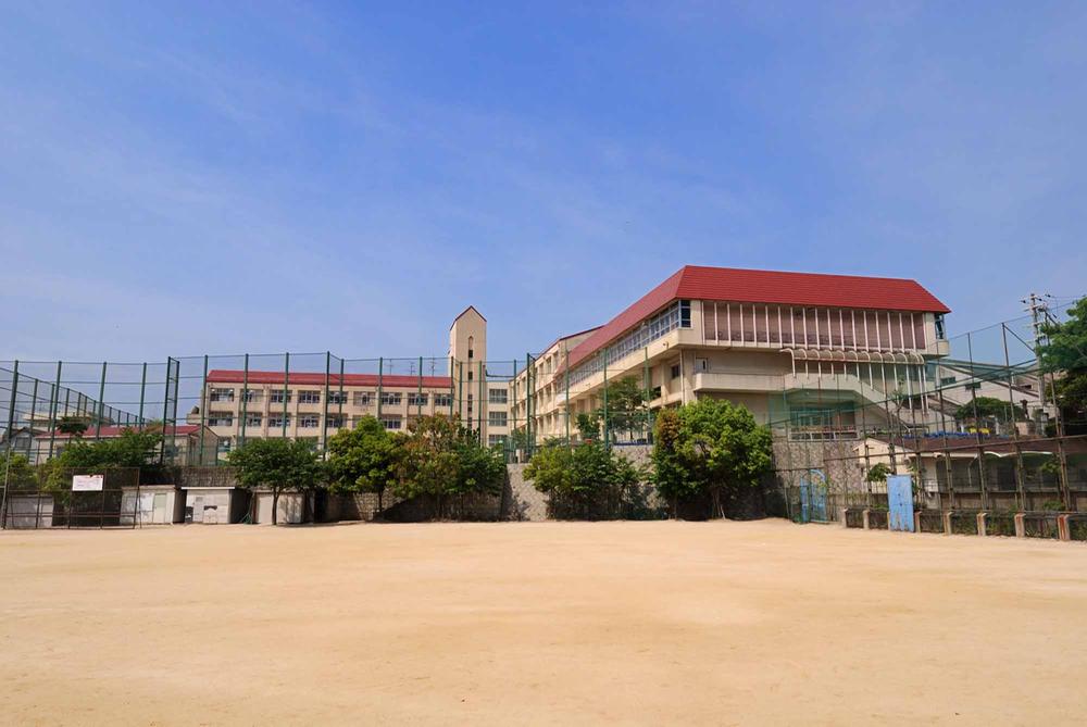 Primary school. Higashisuma Higashisuma elementary school 420m 6-minute walk to elementary school. You can also Easy commute this distance if children. I'm glad that all educational facilities such within a 10-minute walk. 