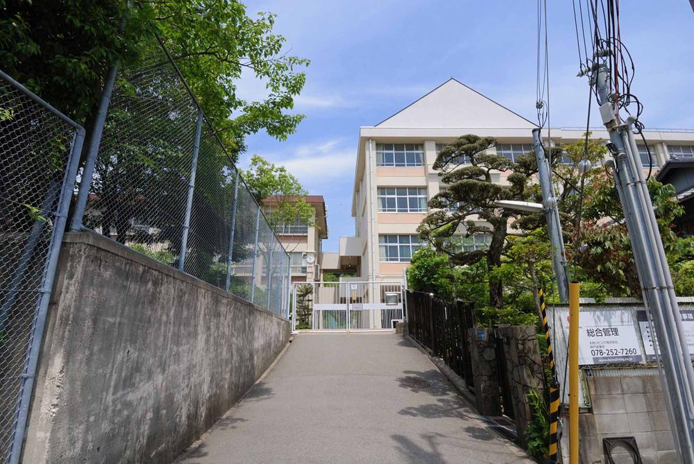 Junior high school. Tobimatsu Tobimatsu junior high school of 450m 6-minute walk to the junior high school. Educational facilities is happy environment to the child-rearing of all within a 10-minute walk. 