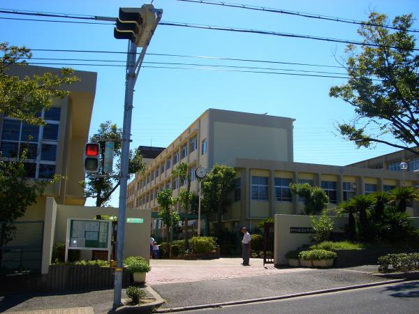 Junior high school. Nishiochiai 640m until junior high school