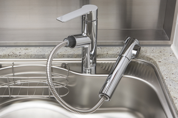 Kitchen.  [Water purifier integrated mixing faucet] Water purification ・ Raw water of switching and Straight ・ Excellent switching of the shower to operability, such as can be at the touch of a button, Anytime tasty water is drinkable water purifiers integrated water mixing valves have been installed (same specifications)