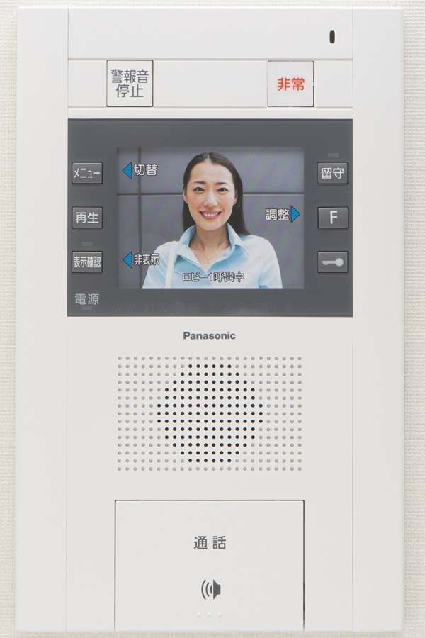 Security.  [Hands-free intercom with a color TV monitor] Easy to respond with hands-free, You can check the record of the visitors of the voice message at the time of absence (same specifications)