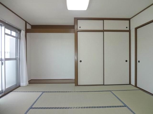 Non-living room. Japanese-style room 6 quires. balcony ・ With closet. tatami ・ Fusumaha Kawasumi. In south daylighting is yang those good.