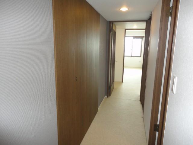 Receipt. There is storage rack in the hallway. It can be a lot of storage.