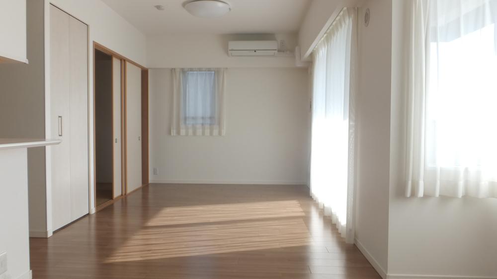 Living.  ■ LD part spacious about 14.3 tatami  ■ With floor heating (living and dining)  ■ South-facing per, Sunny
