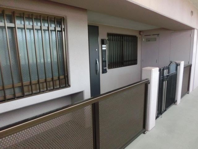 Entrance. Auto-lock of the apartment. There porch. There locker.