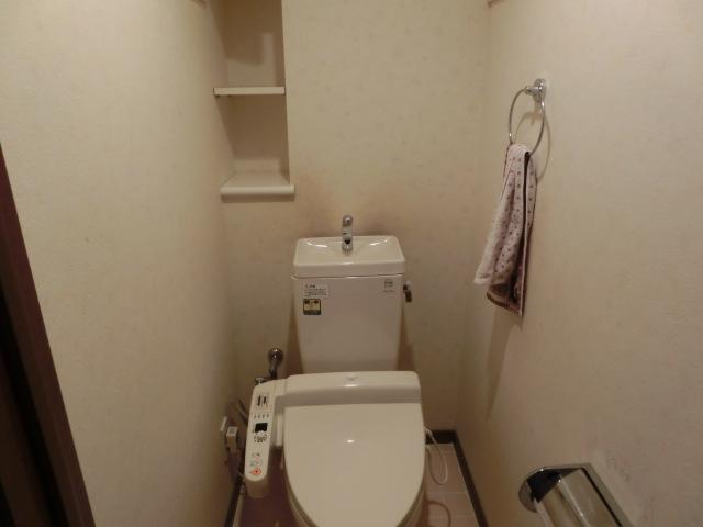 Toilet. Room (August 2013) Shooting TOTO toilet Glad shelf.