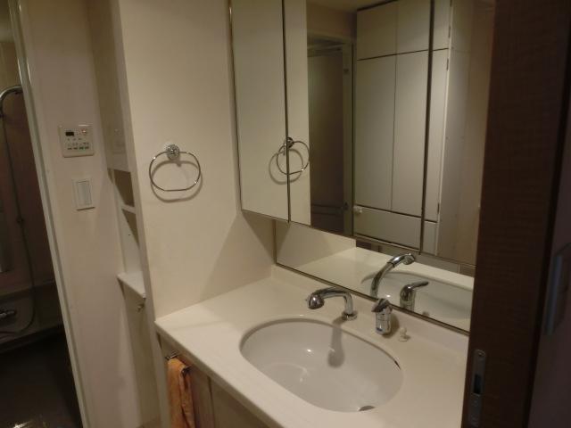 Wash basin, toilet. Room (August 2013) Shooting It is a three-sided mirror