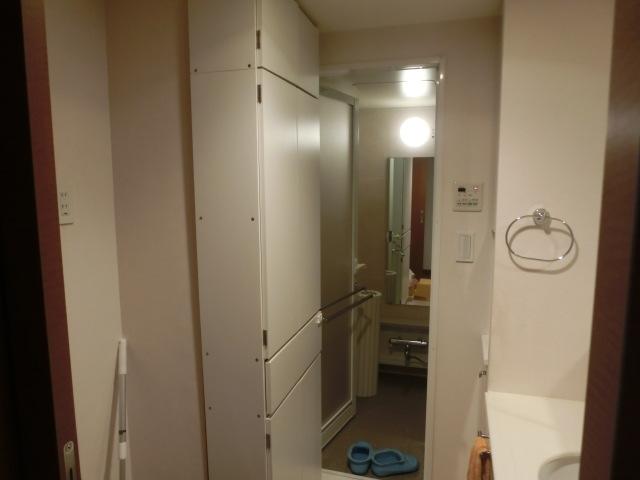 Wash basin, toilet. Room (August 2013) Shooting Storage furniture installed have.