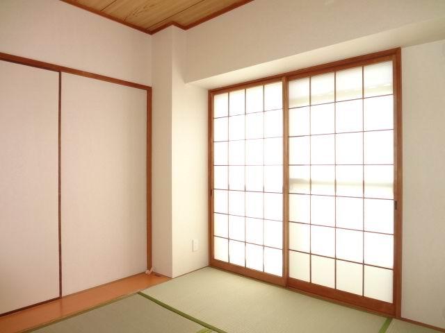 Non-living room. Japanese-style room 4.5 Pledge. closet ・ Balcony. cross ・ tatami ・ Sliding door ・ It is settled Shoji pasting exchange.
