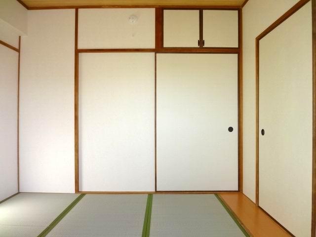 Non-living room. Japanese-style room 4.5 Pledge. closet ・ Balcony. cross ・ tatami ・ Sliding door ・ It is settled Shoji pasting exchange.