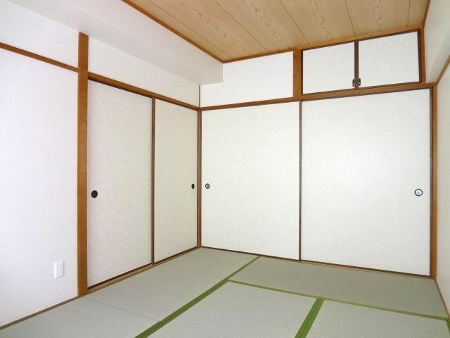Non-living room. Japanese-style room 6 quires. closet ・ Balcony. cross ・ tatami ・ Sliding door ・ It is settled Shoji pasting exchange.