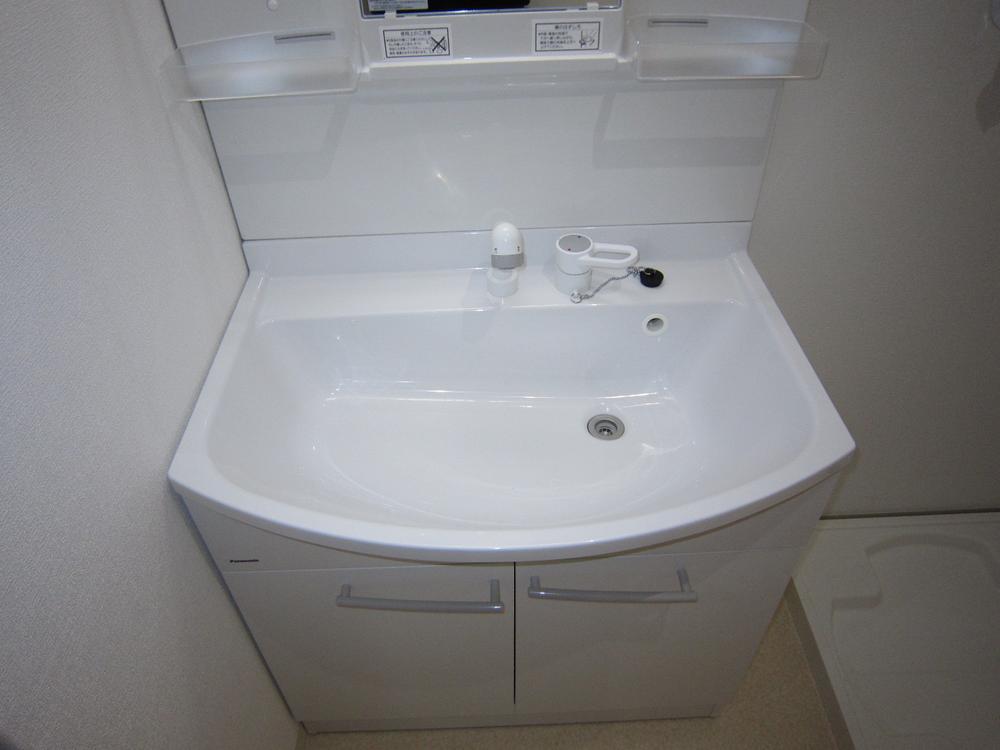 Wash basin, toilet. Washbasin exchange