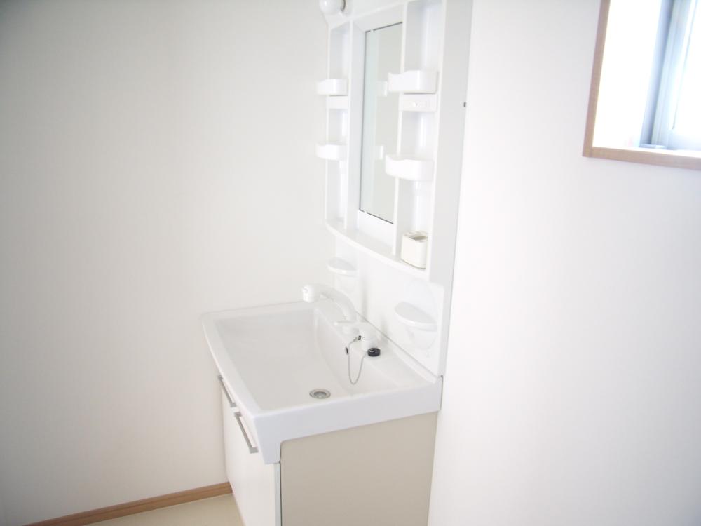 Wash basin, toilet. Wash basin