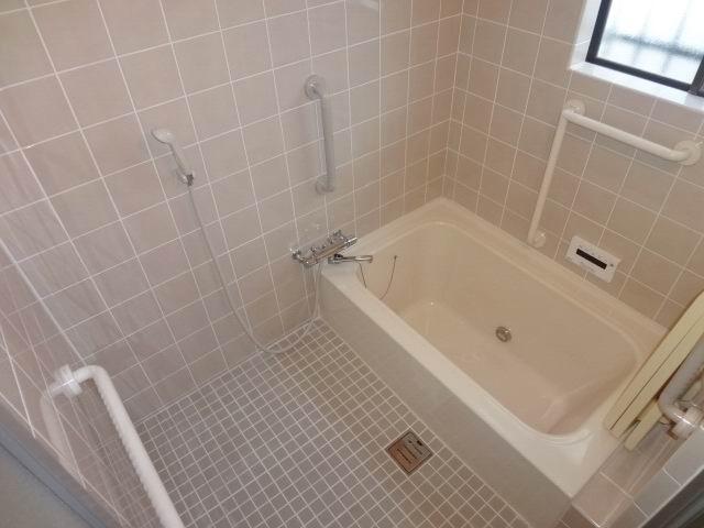 Bathroom. First floor bathroom. Tile stuck Kawasumi. Bathtub already replaced. Curran ・ Shower is settled.