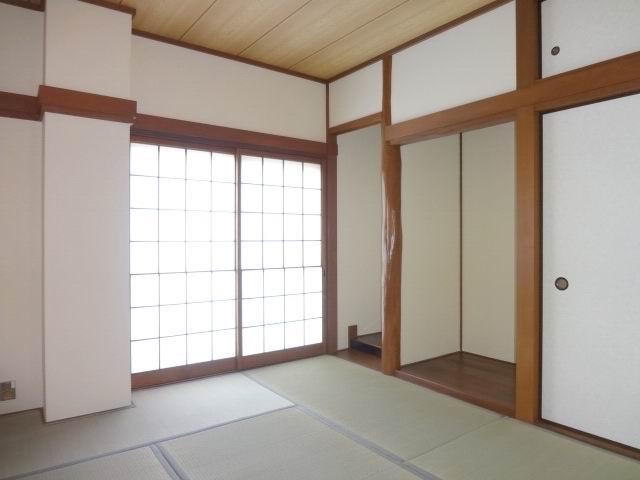 Non-living room. First floor Japanese-style room 6 quires. South daylighting. closet ・ With alcove. cross ・ tatami ・ Sliding door ・ It is settled Shoji pasting exchange.