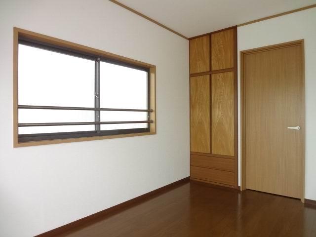 Non-living room. 2 Kaiyoshitsu 6 Pledge. South daylighting. closet ・ Balcony. Is a cross stuck Kawasumi.