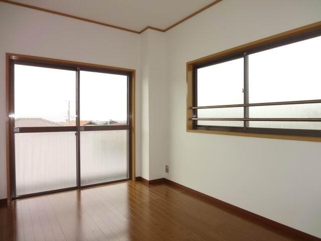 Non-living room. 2 Kaiyoshitsu 6 Pledge. South daylighting. closet ・ Balcony. Is a cross stuck Kawasumi.