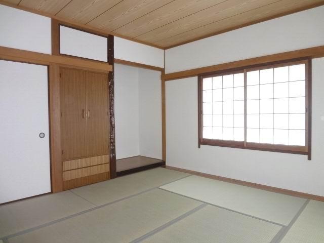 Non-living room. Second floor Japanese-style room 8 quires. South daylighting. South daylighting. closet ・ With alcove. cross ・ tatami ・ Sliding door ・ It is settled Shoji pasting exchange.
