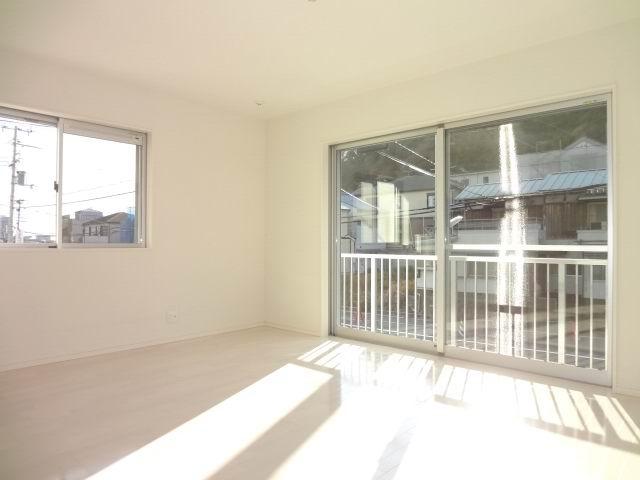 Living. The first floor living room. LDK17.7 Pledge. Yang This good in the south-west direction. It is a popular face-to-face kitchen to wife. 