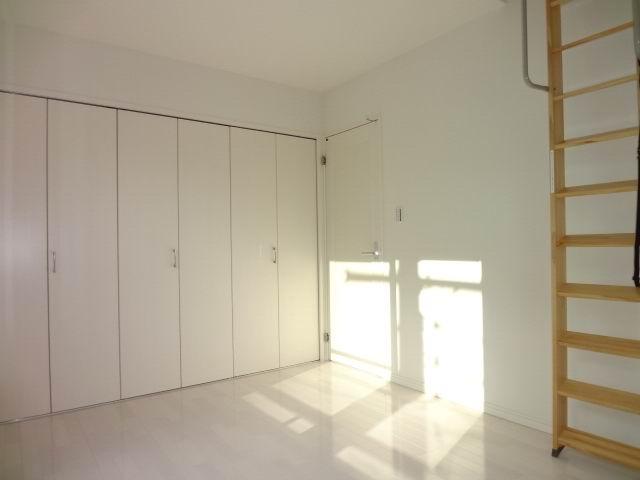 Non-living room. 2 Kaiyoshitsu 6 Pledge. balcony ・ closet ・ With loft. Is yang This good in the south-west direction. 