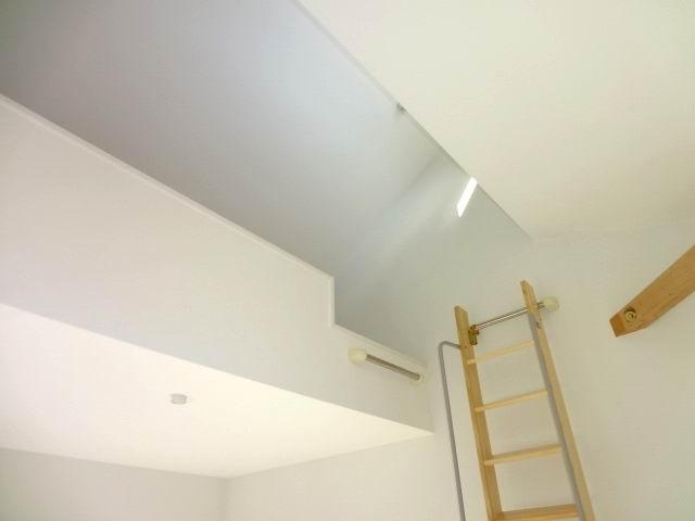 Non-living room. 2 Kaiyoshitsu 6 Pledge. balcony ・ closet ・ With loft. Is yang This good in the south-west direction. 