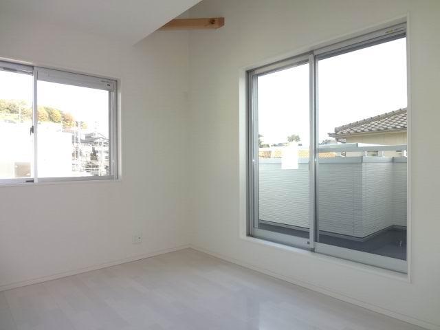 Non-living room. 2 Kaiyoshitsu 6 Pledge. Two-sided lighting. balcony ・ It is with a closet. 