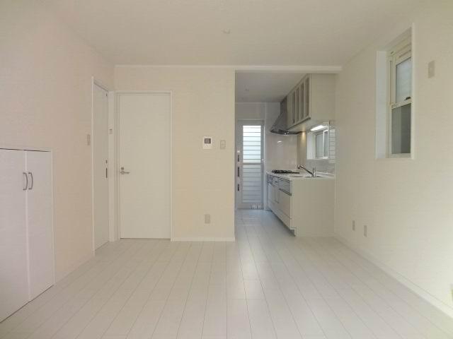 Living. The first floor living room. LDK12.5 Pledge. Floor heating (nook) 2 system. Is yang This good at MinamiMuko. 