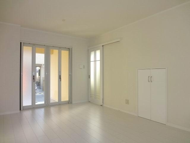 Living. The first floor living room. LDK12.5 Pledge. Adopt a folding door with a bright and airy. 