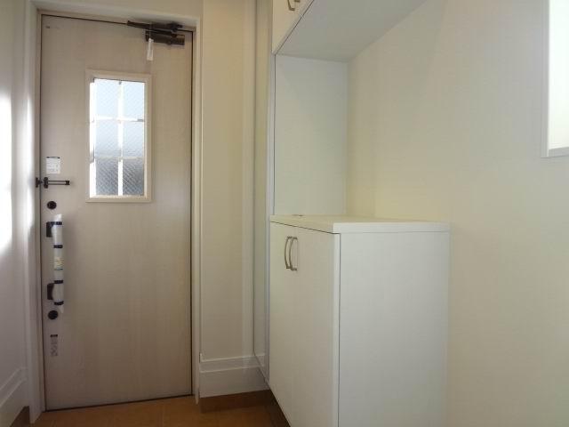 Entrance. The first floor entrance hall. Shoe box with mirror. 