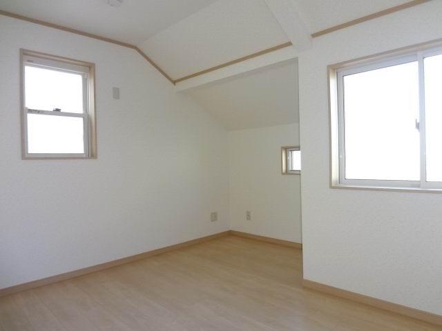 Non-living room. 2 Kaiyoshitsu 6.6 Pledge. Two-sided lighting. It is with a closet. 