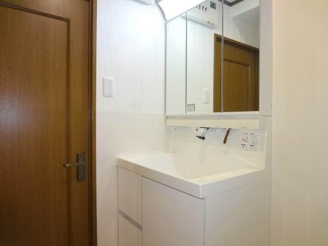 Wash basin, toilet. Powder Room. Cross stuck Kawasumi. Shampoo is a dresser already replaced with a three-way mirror cabinet.