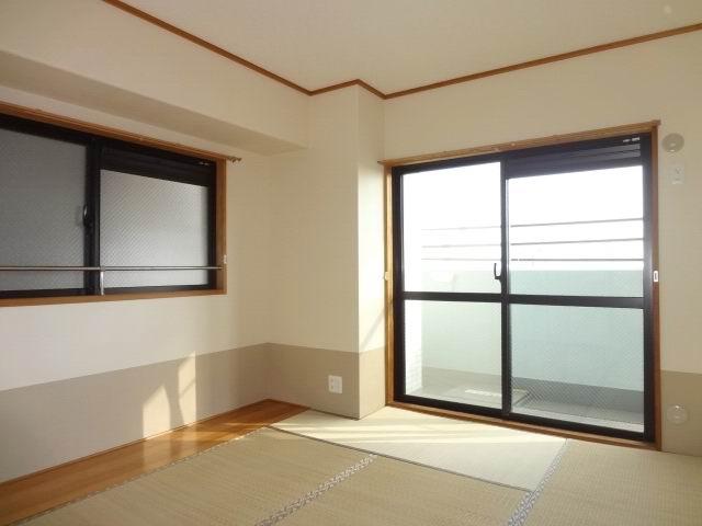 Non-living room. Japanese-style room 6.7 quires. closet ・ Balcony. cross ・ tatami ・ Fusumaha Kawasumi. MinamiMuko. Hito ・ View is good.