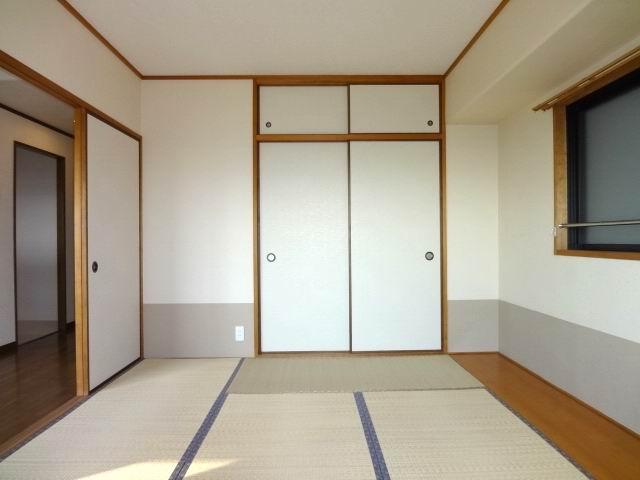 Non-living room. Japanese-style room 6.7 quires. closet ・ Balcony. cross ・ tatami ・ Fusumaha Kawasumi. MinamiMuko. Hito ・ View is good.