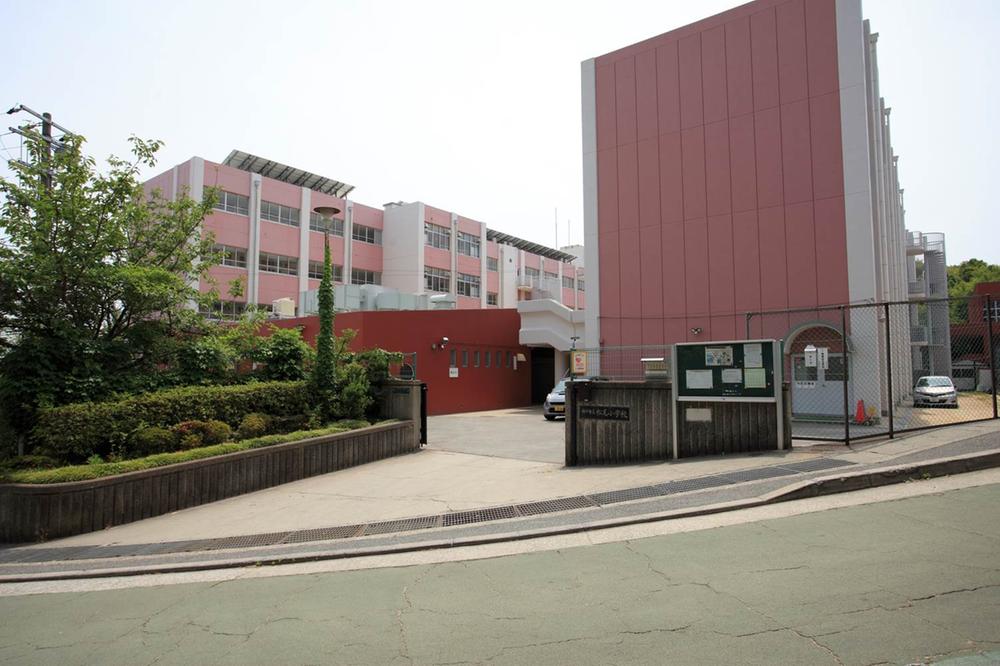 Primary school. Go to school through the 950m green sidewalk to Matsuo elementary school "Matsuo Elementary School"