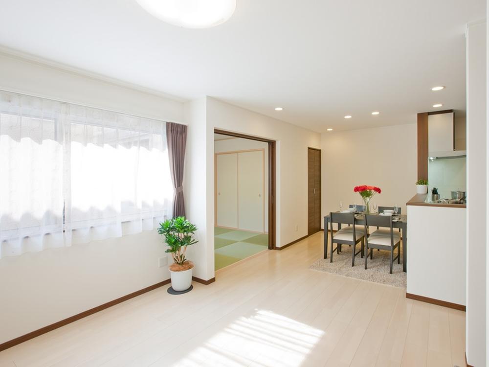 Living. Light plugs into the large windows. 