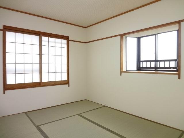 Non-living room. Japanese-style room 6 quires. MinamiMuko ・ Two-sided lighting. bay window ・ With closet. cross ・ tatami ・ Fusumaha is Kawasumi.