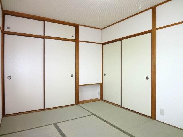 Non-living room. Japanese-style room 6 quires. MinamiMuko ・ Two-sided lighting. bay window ・ With closet. cross ・ tatami ・ Fusumaha is Kawasumi.