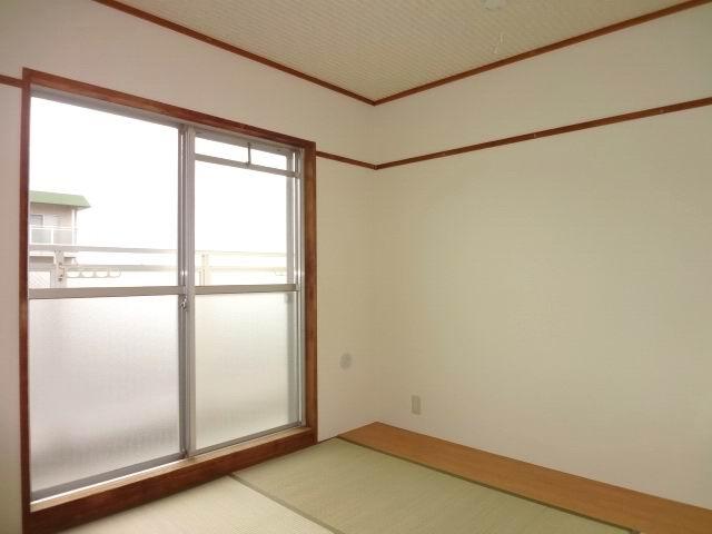 Non-living room. Japanese-style room 4.5 Pledge. MinamiMuko. balcony ・ With closet. cross ・ tatami ・ Fusumaha is Kawasumi.