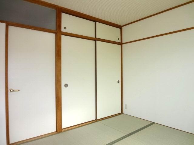 Non-living room. Japanese-style room 4.5 Pledge. MinamiMuko. balcony ・ With closet. cross ・ tatami ・ Fusumaha is Kawasumi.