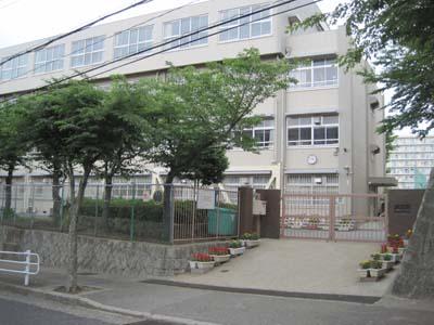Junior high school. Shinryodai 490m until junior high school