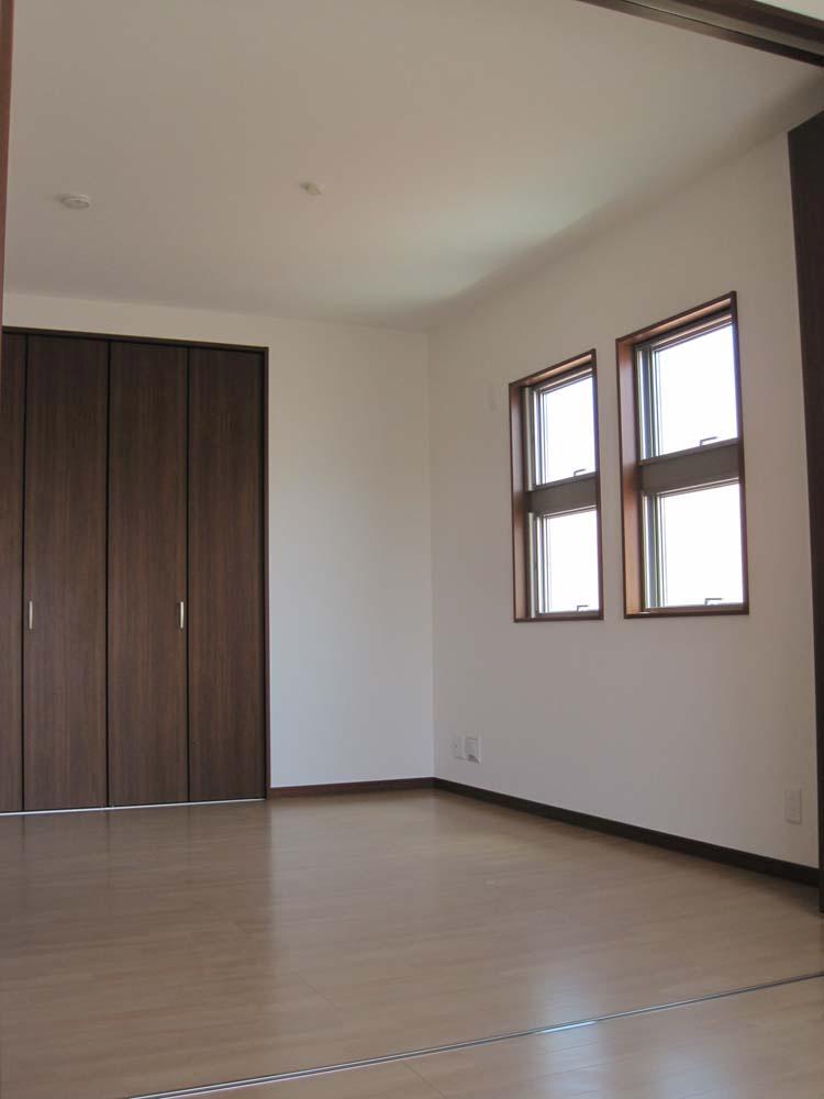 Non-living room. The spacious Western-style rooms of about 12 quires you open the partition!