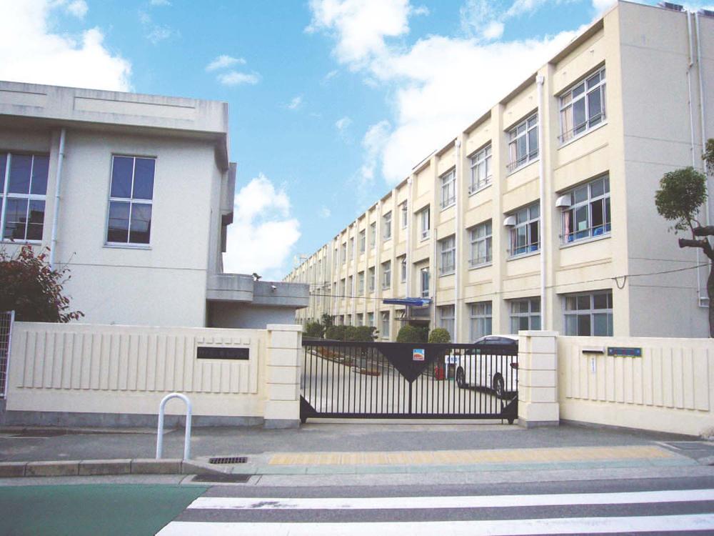 Primary school. It is a straight one road up to 850m school to Kobe Maiko Elementary School. Is also a safety school is also in place sidewalk. 