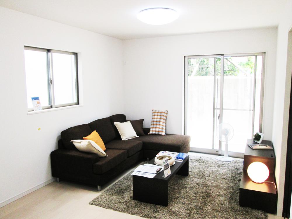 Same specifications photos (living). In the spacious living room, Family gatherings all 12 Eucommia 11 households 19 quires more living! 8 households 20 quires more! 5 houses whopping 21 quires more!