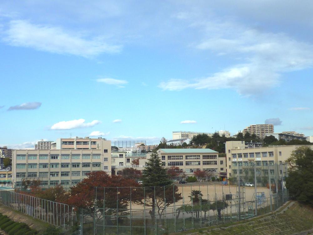 Junior high school. Of 1500m hill to Kobe Tarumi junior high school, Location full of a feeling of opening is a nice school. 