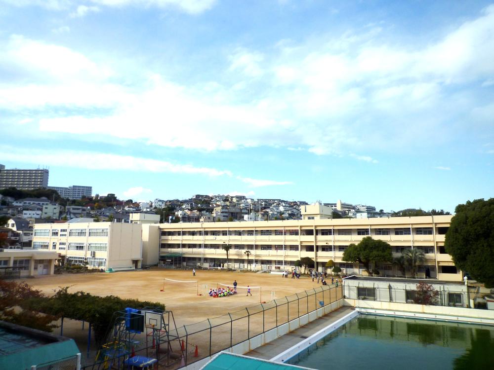 Primary school. 200m age to Kobe Municipal Takamaru Elementary School ・ Activities without academic year relationship, Education point to nurture the warmth and the autonomy of the fellow there is a good friend group system. 