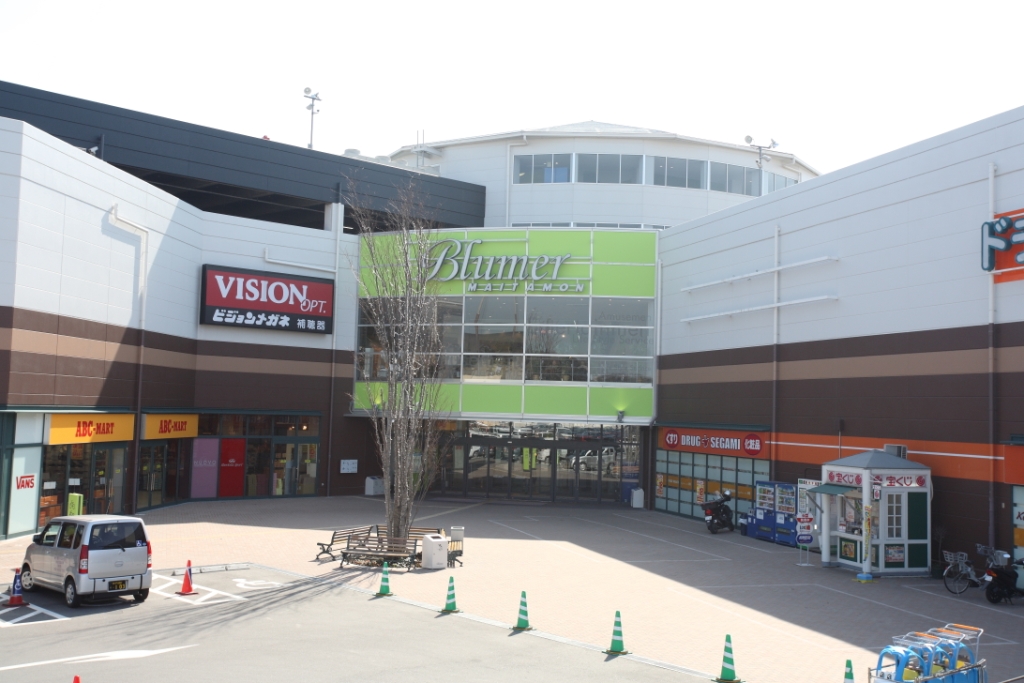 Shopping centre. 430m until Bull mail Mai Tamon (shopping center)