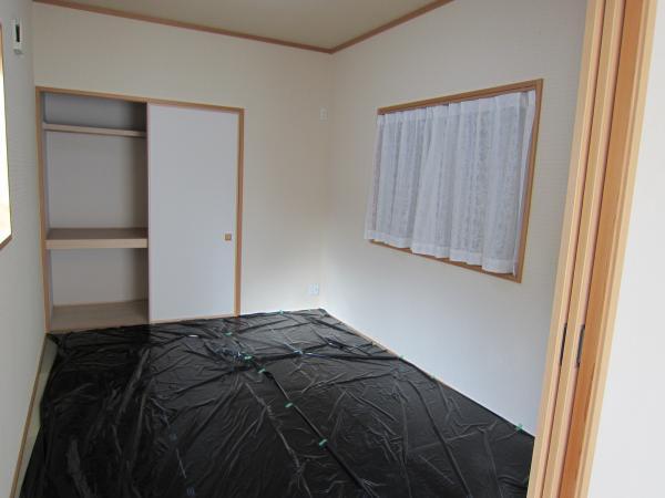 Non-living room. Is a Japanese-style room! It prevents the tatami that burning in the sunlight.